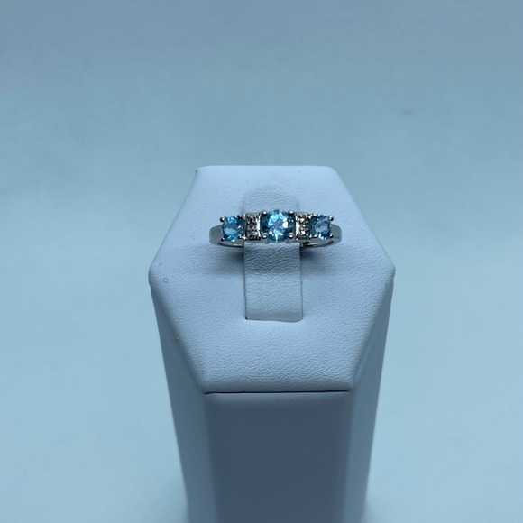 10k blue topaz and diamonds ring